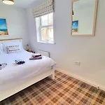 Nyaraló Corner - Part Of The The Bay Village With Pool, Gym And Direct Access, Pub, Restaurant, Tennis And Meadows Walks *
