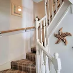 Corner - Part Of The The Bay Village With Pool, Gym And Direct Access, Pub, Restaurant, Tennis And Meadows Walks * Filey