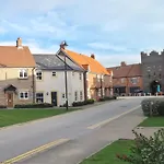 Corner - Part Of The The Bay Village With Pool, Gym And Direct Access, Pub, Restaurant, Tennis And Meadows Walks Nyaraló *