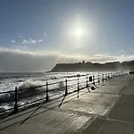Corner - Part Of The The Bay Village With Pool, Gym And Direct Access, Pub, Restaurant, Tennis And Meadows Walks *