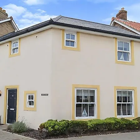 Corner - Part Of The The Bay Village With Pool, Gym And Direct Access, Pub, Restaurant, Tennis And Meadows Walks * Filey