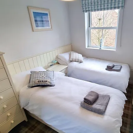 Corner - Part Of The The Bay Village With Pool, Gym And Direct Access, Pub, Restaurant, Tennis And Meadows Walks * Filey