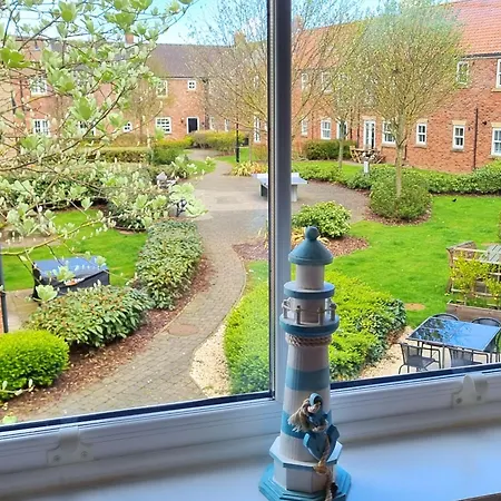 Corner - Part Of The The Bay Village With Pool, Gym And Direct Access, Pub, Restaurant, Tennis And Meadows Walks * Filey