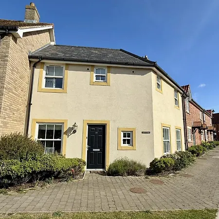 Corner - Part Of The The Bay Village With Pool, Gym And Direct Access, Pub, Restaurant, Tennis And Meadows Walks *